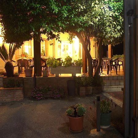 Hotel Ristorante Mosaici ピアッツァ・アルメリーナ エクステリア 写真
