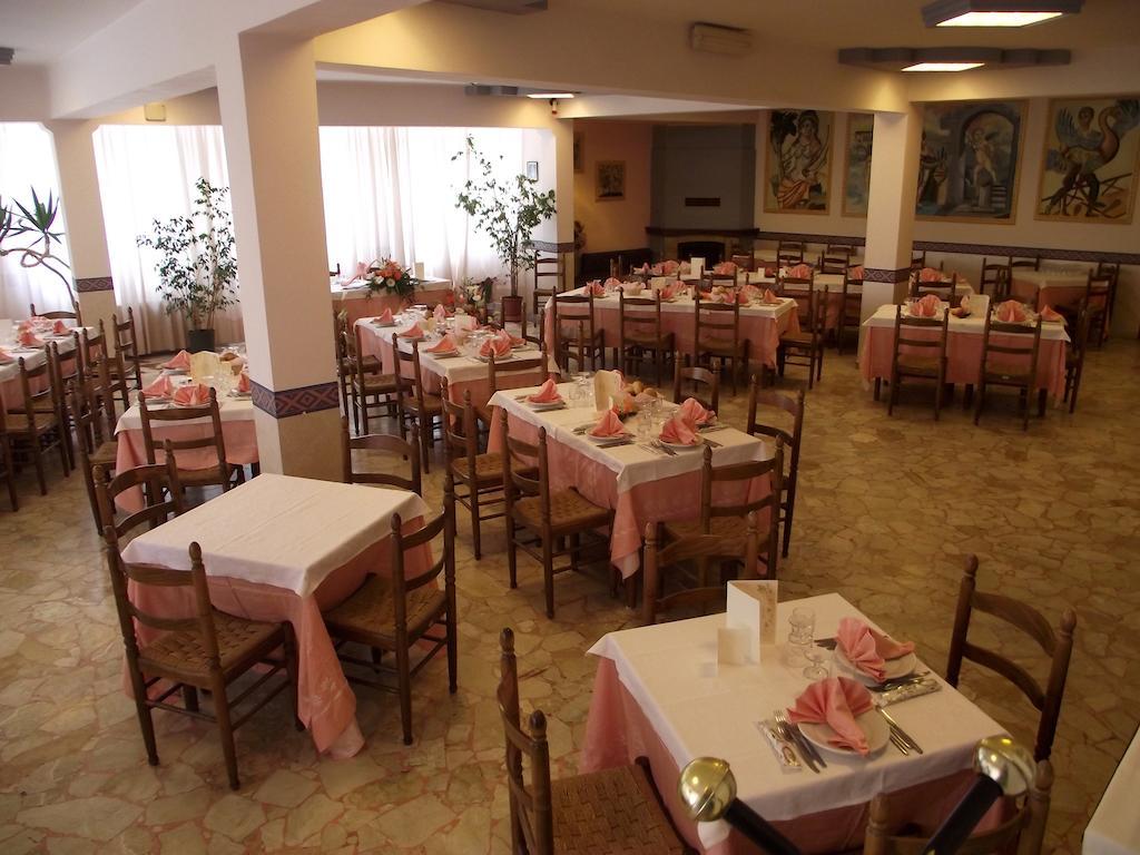 Hotel Ristorante Mosaici ピアッツァ・アルメリーナ エクステリア 写真